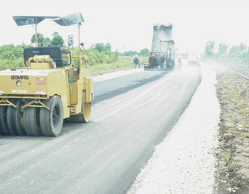 Roller compacting fresh asphalt